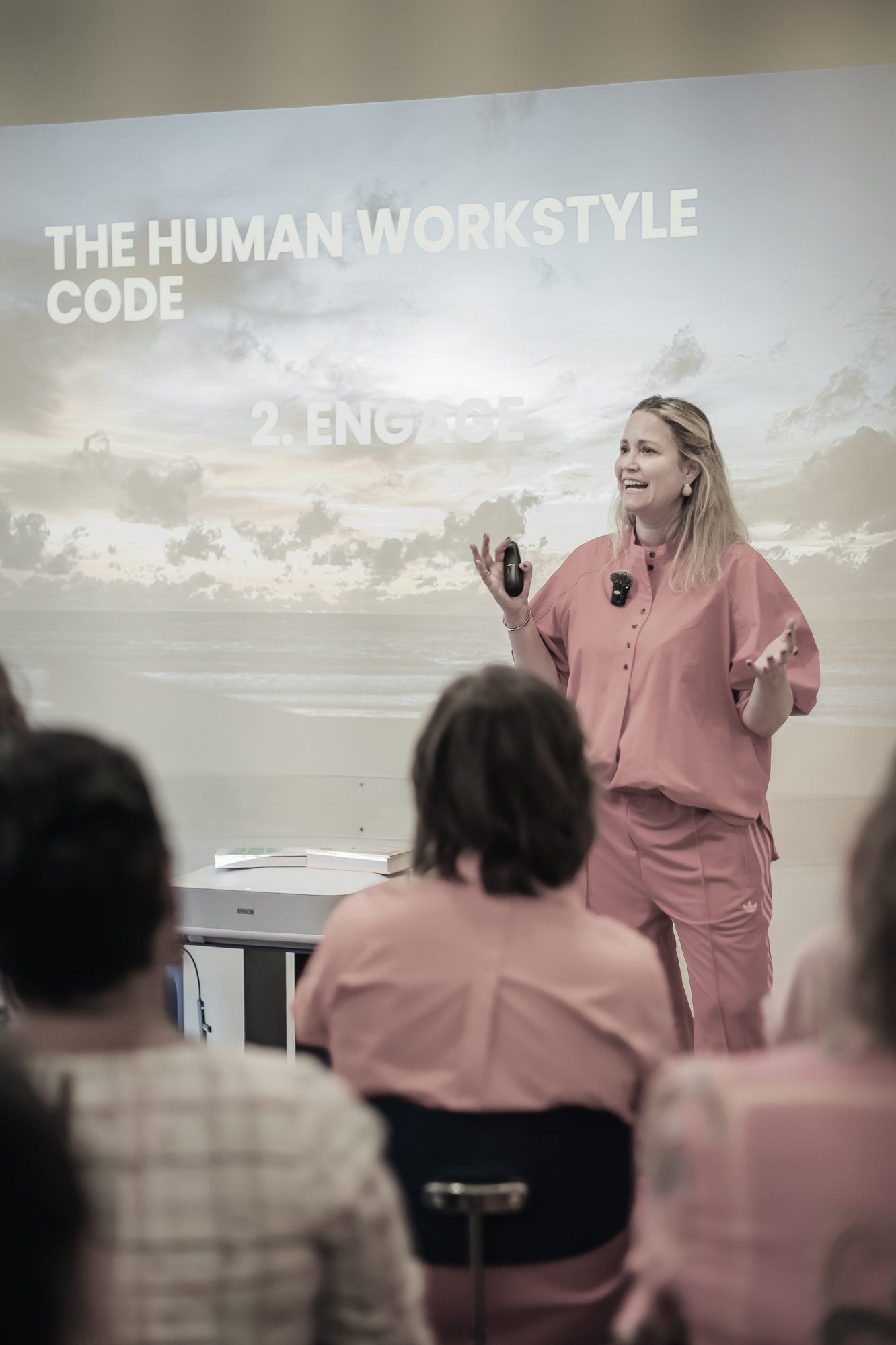 Miriam Zillmann auf der Bühne vor Publikum, Keynote &bdquo;The Human Workstyle Code&ldquo;